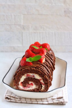 Kremalı ve çilekli İsviçre çikolatalı kek.