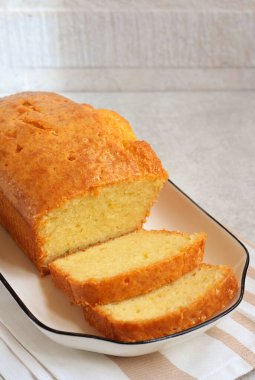 Ev yapımı taze kek, dilimlenmiş.