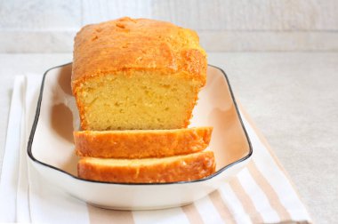 Ev yapımı taze kek, dilimlenmiş.