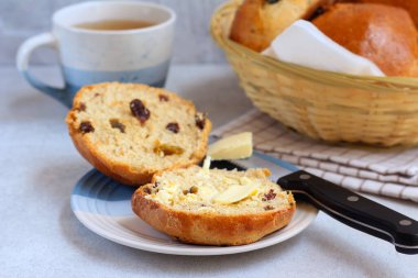 Çay keki, tereyağlı üzümlü çörek.