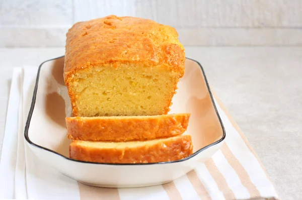 Ev yapımı taze kek, dilimlenmiş.