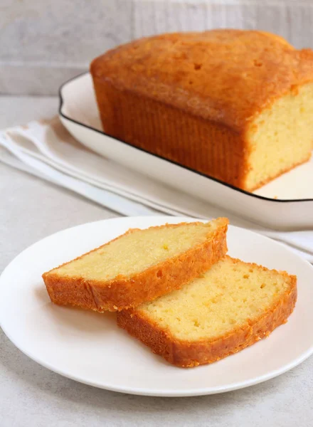 Ev yapımı taze kek, dilimlenmiş.