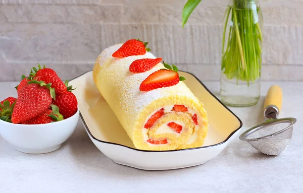 Homemade Cream Strawberry Roll — Zdjęcie stockowe