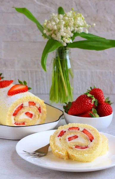 Homemade Cream Strawberry Roll — Stockfoto