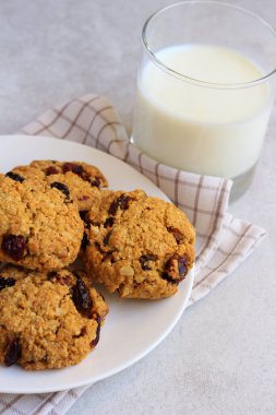 Kovboy kurabiyeleri ve bir bardak süt.