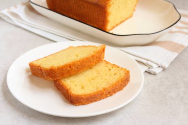 Ev yapımı taze kek, dilimlenmiş.