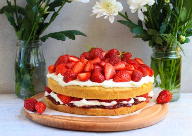 Kremalı ve çilekli sandviç.