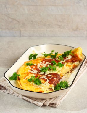 Peynirli omlet, üstüne maydanoz.