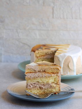 Katmanlı karamel turta keki, dilimlenmiş ve servis edilmiş.