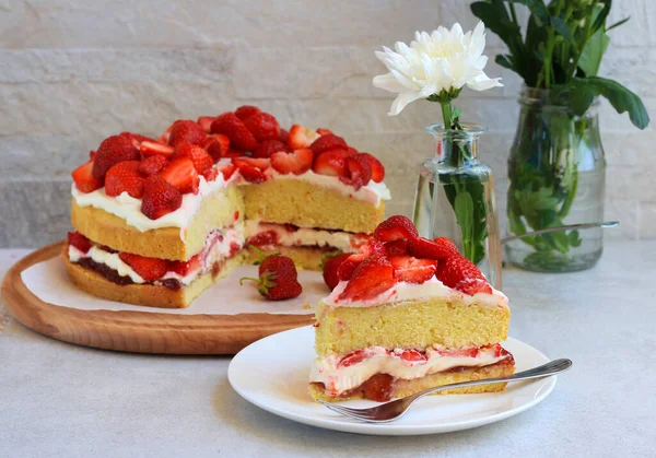 Sahne Und Erdbeer Sandwich Kuchen — Stockfoto