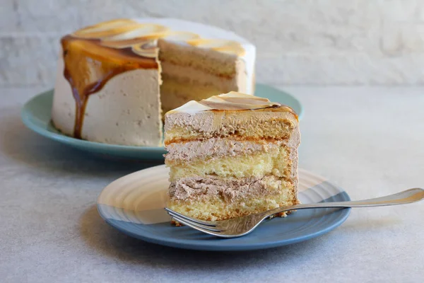 Berlapis Kue Torte Karamel Diiris Dan Disajikan — Stok Foto