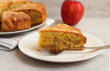 Elma ve badem tatlı pasta