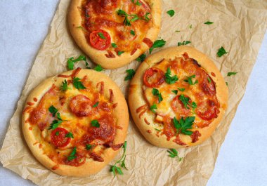 Ev yapımı mini pizza Üstten Görünüm