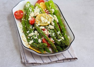 Peynirli ve domatesli limonlu kuşkonmaz.