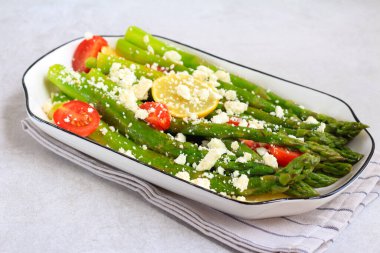 Peynirli ve domatesli limonlu kuşkonmaz.