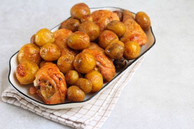 Kızarmış tavuk budu ve patates.