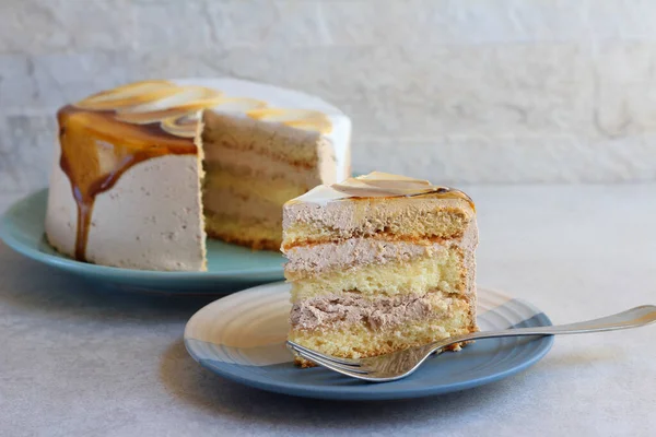 Rétegelt Karamellás Torta Szeletelve Felszolgálva — Stock Fotó