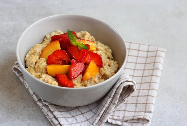 Meyve soslu yulaf lapası.