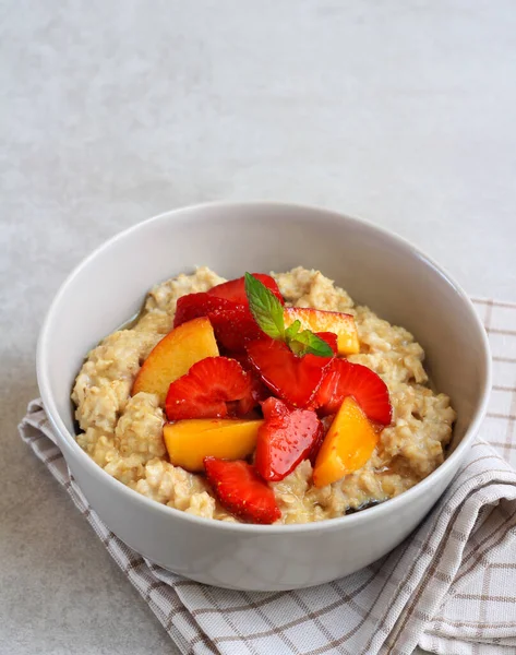 Oat Porridge Fruit Topping — Stock Photo, Image