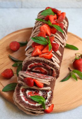 Çikolata ve çilekli börek.