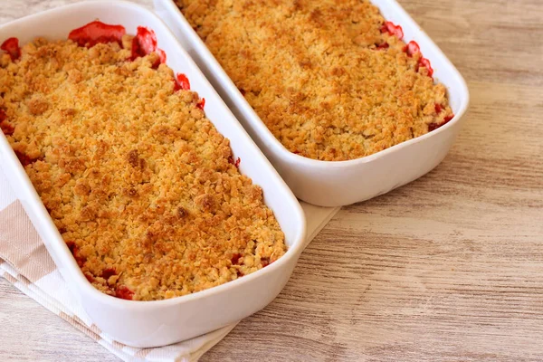 Berry Fruit Crumble Cake Tin — Stock Photo, Image