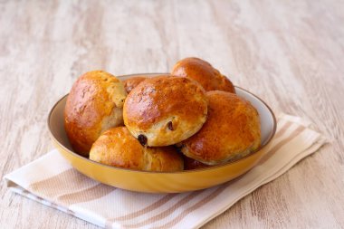 Bir kasede tam buğday üzümlü çay.