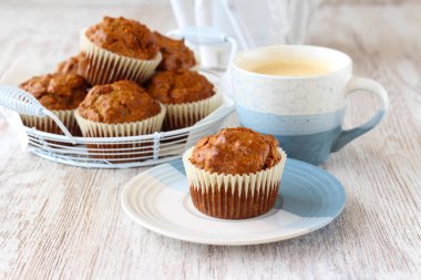 Ev yapımı meyve ve fındıklı kek.