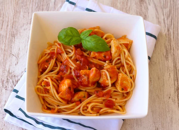 Spaghetti Mit Hühnerbrust Würziger Tomatensauce — Stockfoto