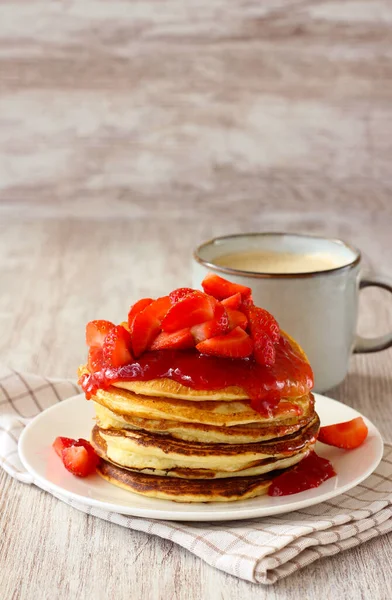 Joghurt Pfannkuchen Mit Erdbeer Belag — Stockfoto