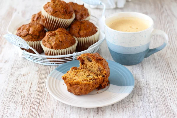 Domácí Ovoce Ořechové Muffiny Kávou — Stock fotografie