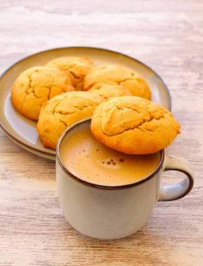 Bir fincan kahveli yumuşak fıstık ezmeli kurabiye.