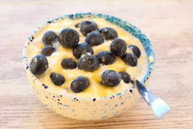 Yaban mersinli ve ballı Quark peyniri