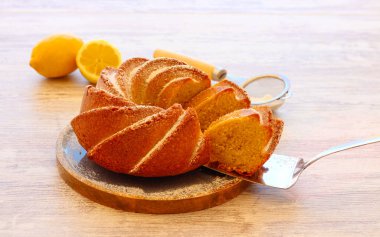 Limonlu kek, üstünde şeker var, dilimlenmiş.