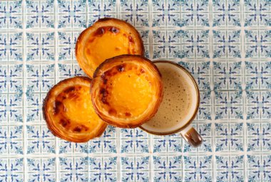 Pastel de nata geleneksel Portekiz usulü kremalı tart ve bir fincan kahve.