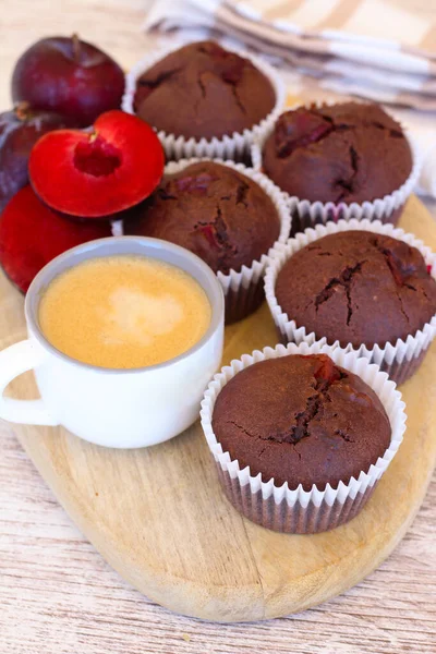 Muffin Cioccolato Con Prugne Noci — Foto Stock