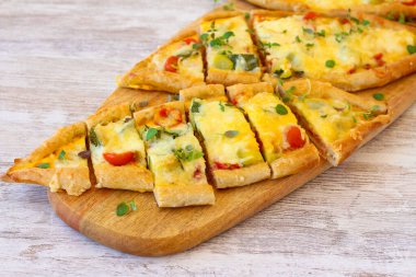 Sebze, et ve peynir dolgulu Pide turtaları