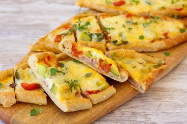 Sebze, et ve peynir dolgulu Pide turtaları