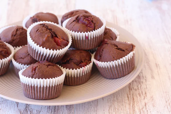 Chokladmuffins Med Plommon Och Nötter — Stockfoto