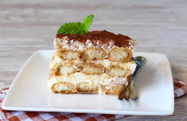 Scheibe Hausgemachten Tiramisu Kuchen Auf Teller — Stockfoto