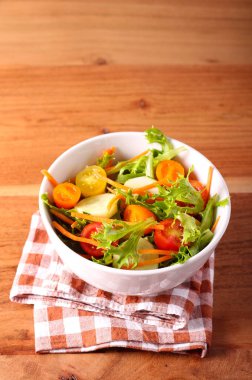 Havuçlu, domatesli, salatalı ve salatalı taze sebze salatası.