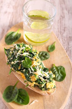 Peynirli çırpılmış yumurta.