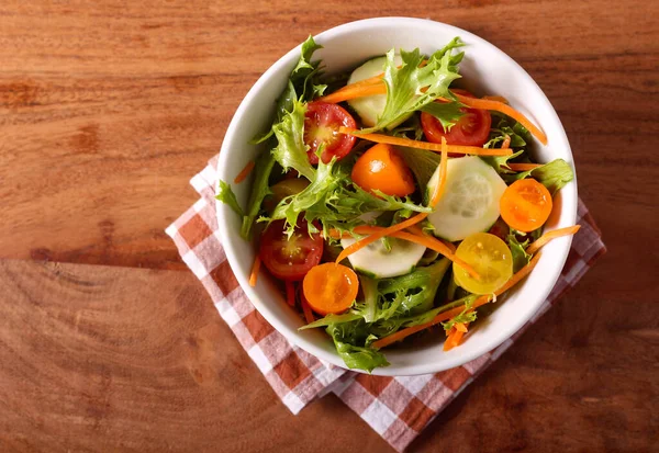 Havuçlu Domatesli Salatalı Salatalı Taze Sebze Salatası — Stok fotoğraf