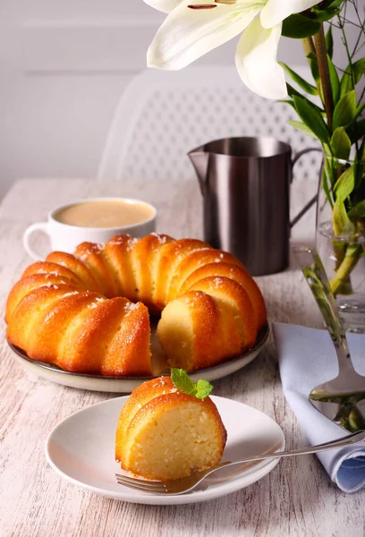 Lime Coconut Ring Cake Sliced Served — Stock Photo, Image