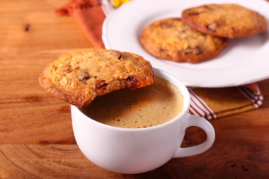 Ev yapımı çikolatalı yulaf kurabiyesi ve bir fincan kahve.