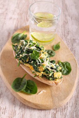 Ispanaklı yumurta ve peynirli ekmek.