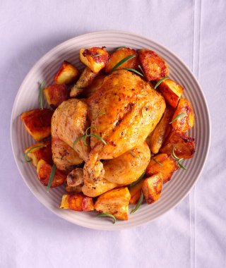 Fırında patates ile bütün tavuk