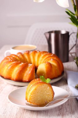 Limonlu ve hindistan cevizli kek, dilimlenmiş ve servis edilmiş.