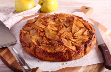 Nemli zeytinyağı ve armutlu kek.