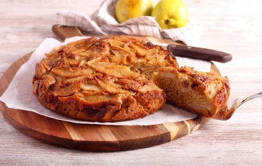 Nemli zeytinyağı ve armutlu kek, dilimlenmiş.