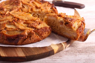 Nemli zeytinyağı ve armutlu kek, dilimlenmiş.